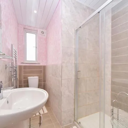 Large Double Room Next To Elisabeth Line Abbey Wood Exterior photo