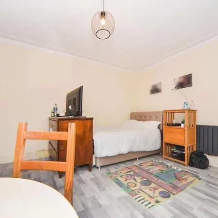 Large Double Room Next To Elisabeth Line Abbey Wood Exterior photo