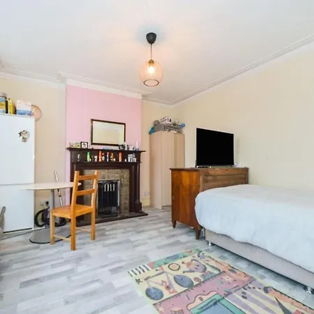 Large Double Room Next To Elisabeth Line Abbey Wood Exterior photo